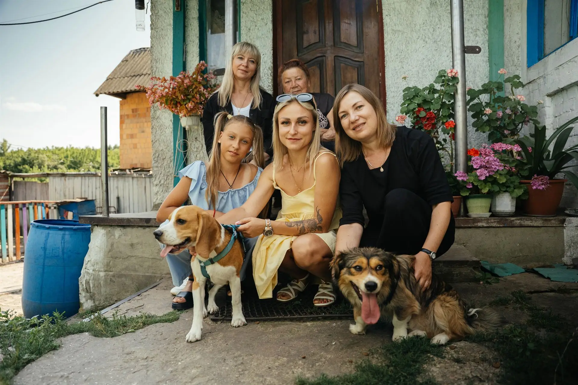 Родина на подвір'ї рідного села