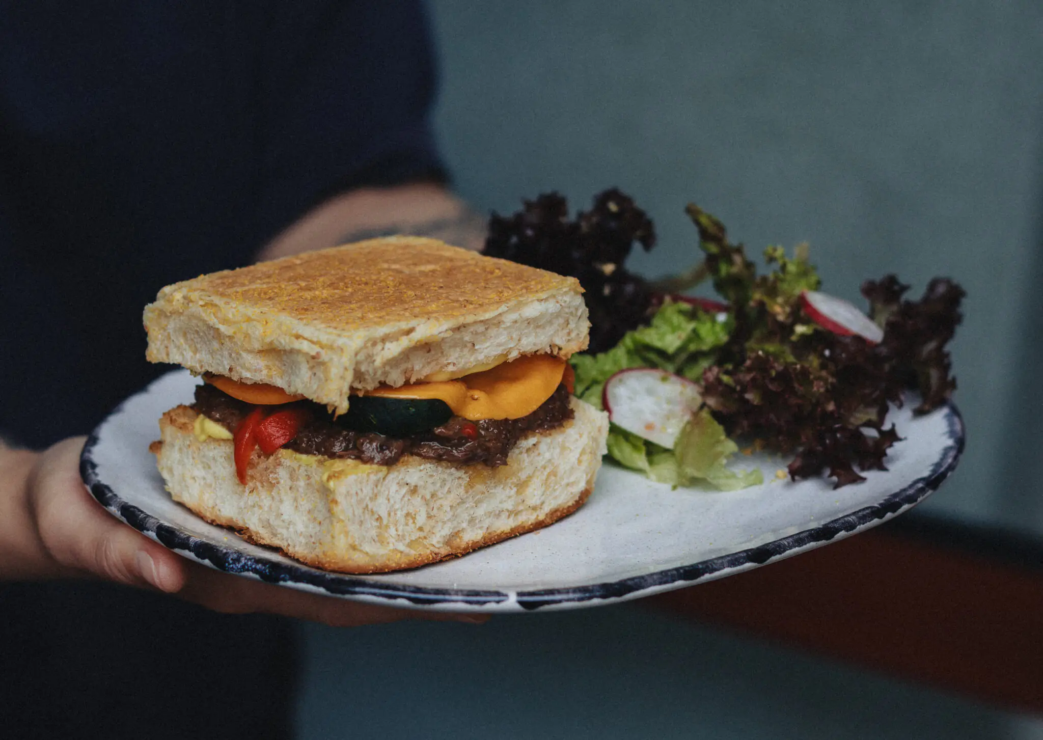 Корисний сніданок із тосту та салату в «Espresso Room»