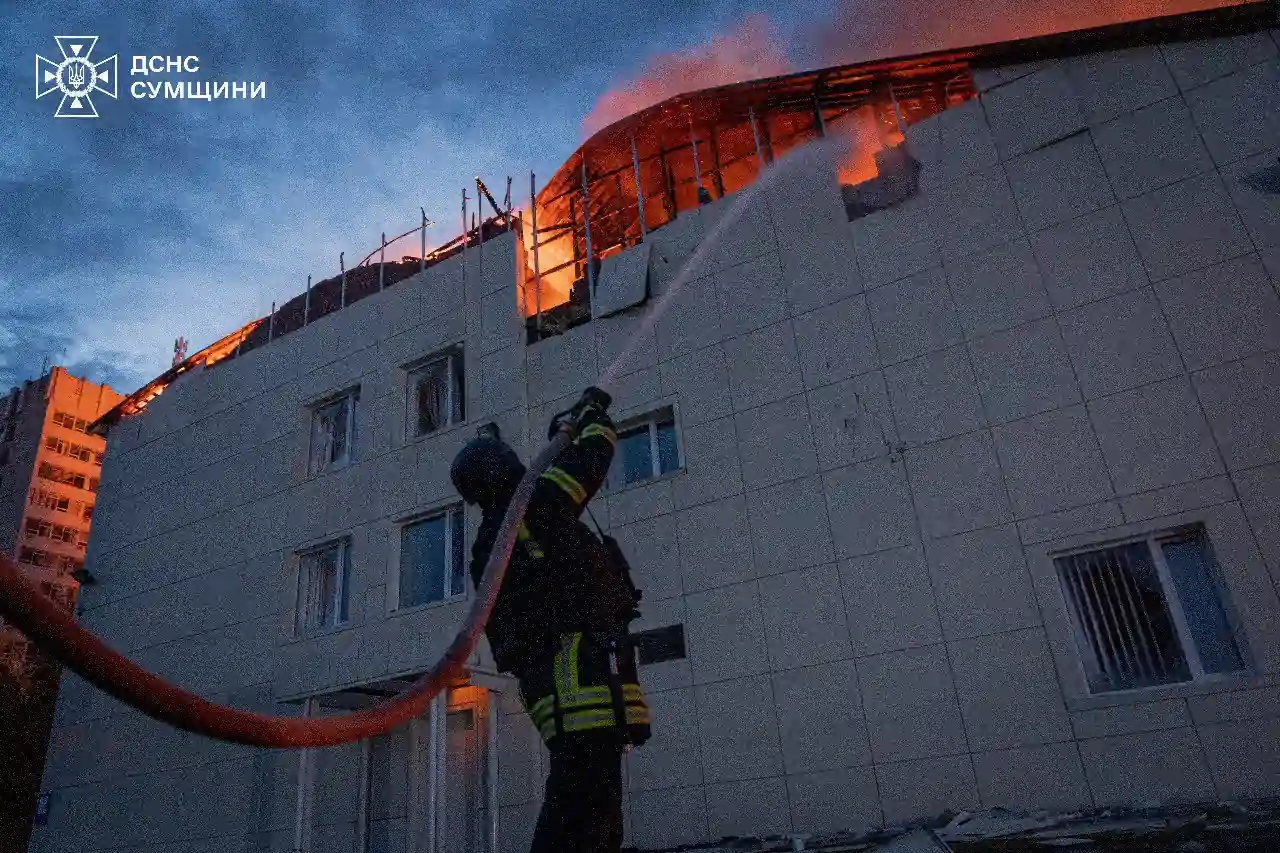 ryatuval nyky hasyat pozhezhu v sumakh cherez udar rf Рятувальник гасить пожежу внаслідок російського удару