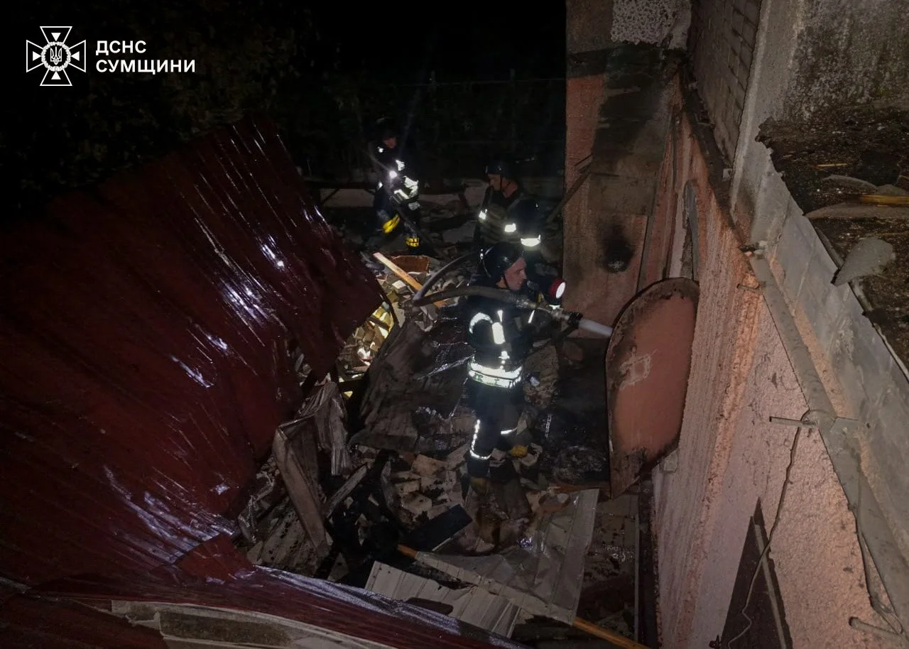 Рятувальник гасить пожежу внаслідок обстрілу Сум із РСЗВ