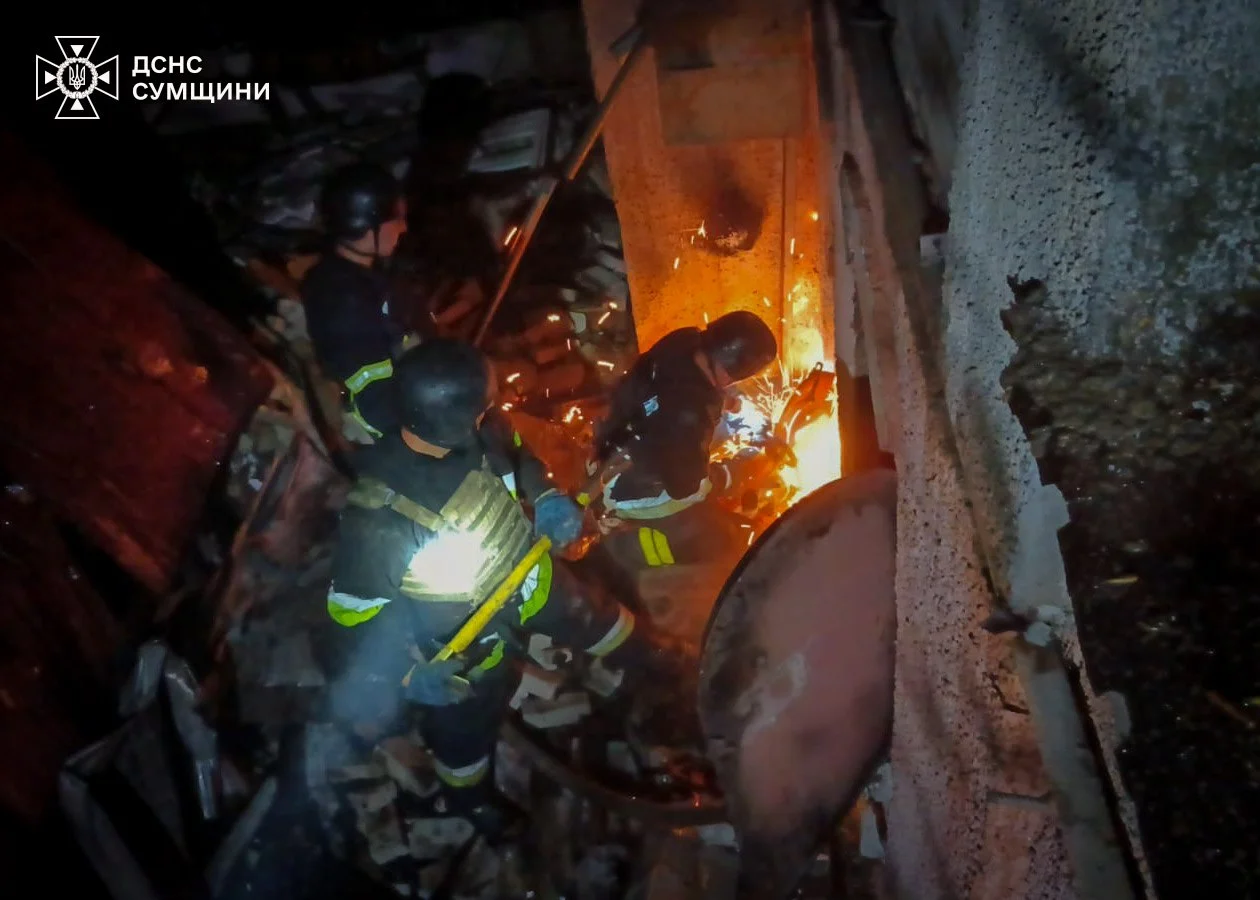 Рятувальники гасять пожежу внаслідок обстрілу Сум із РСЗВ