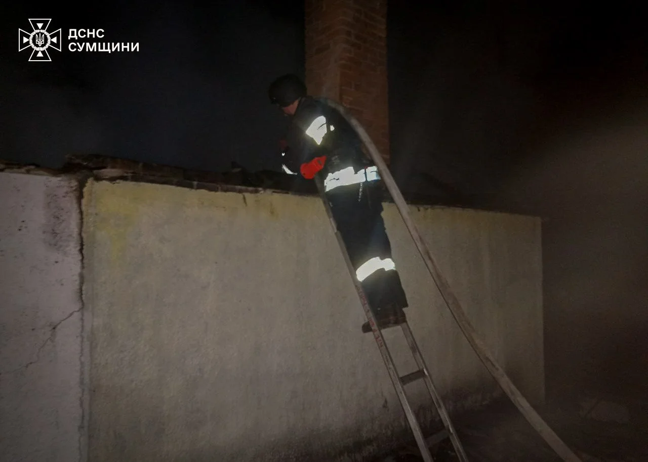 Рятувальник гасить пожежу внаслідок обстрілу Сум із РСЗВ