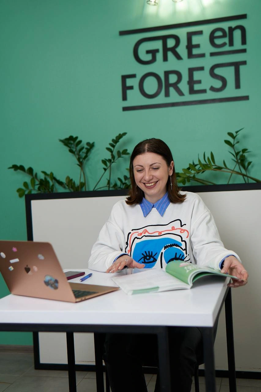 shkola angliysʹkoyi green forest Викладачка в школі Green forest