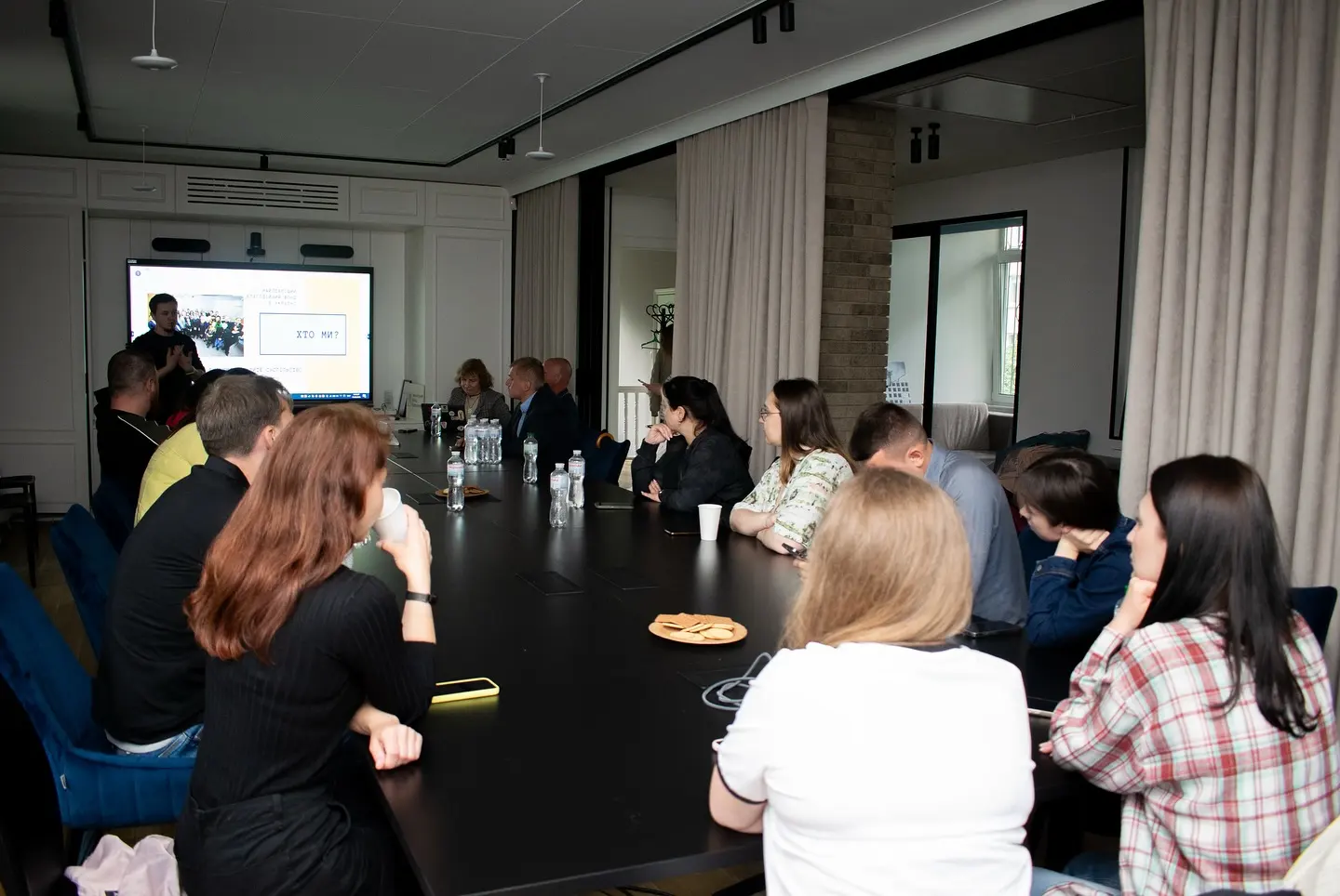 учасники школи на лекції від фонду