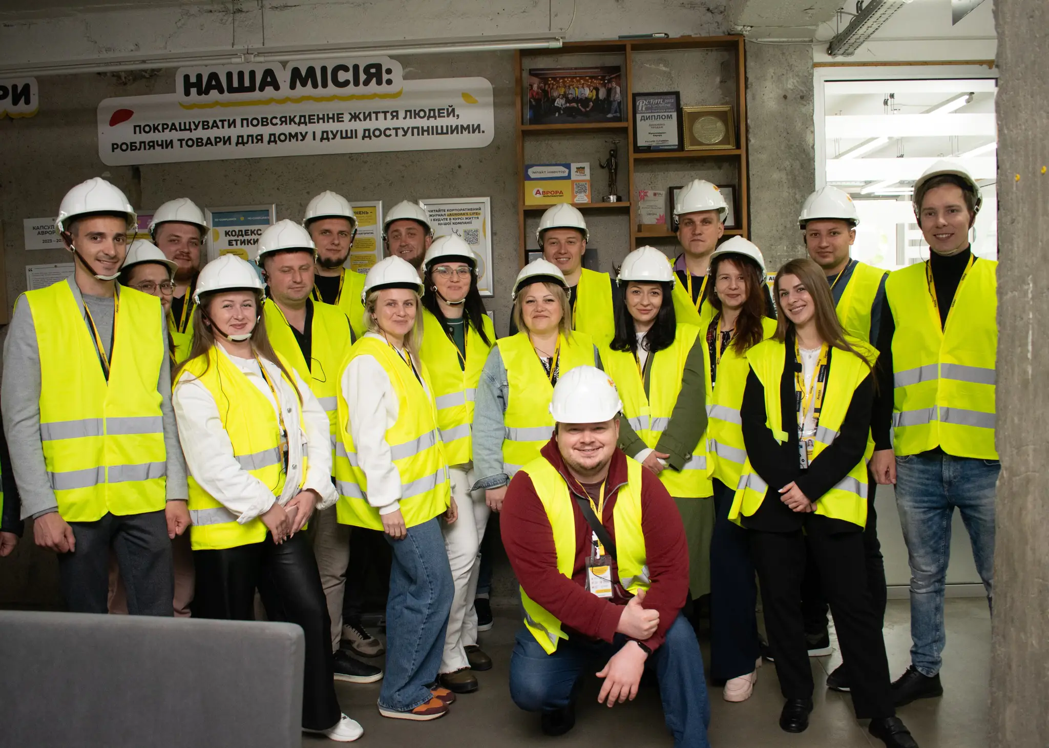 учасники школи майбутнього депутата в офісі аврори