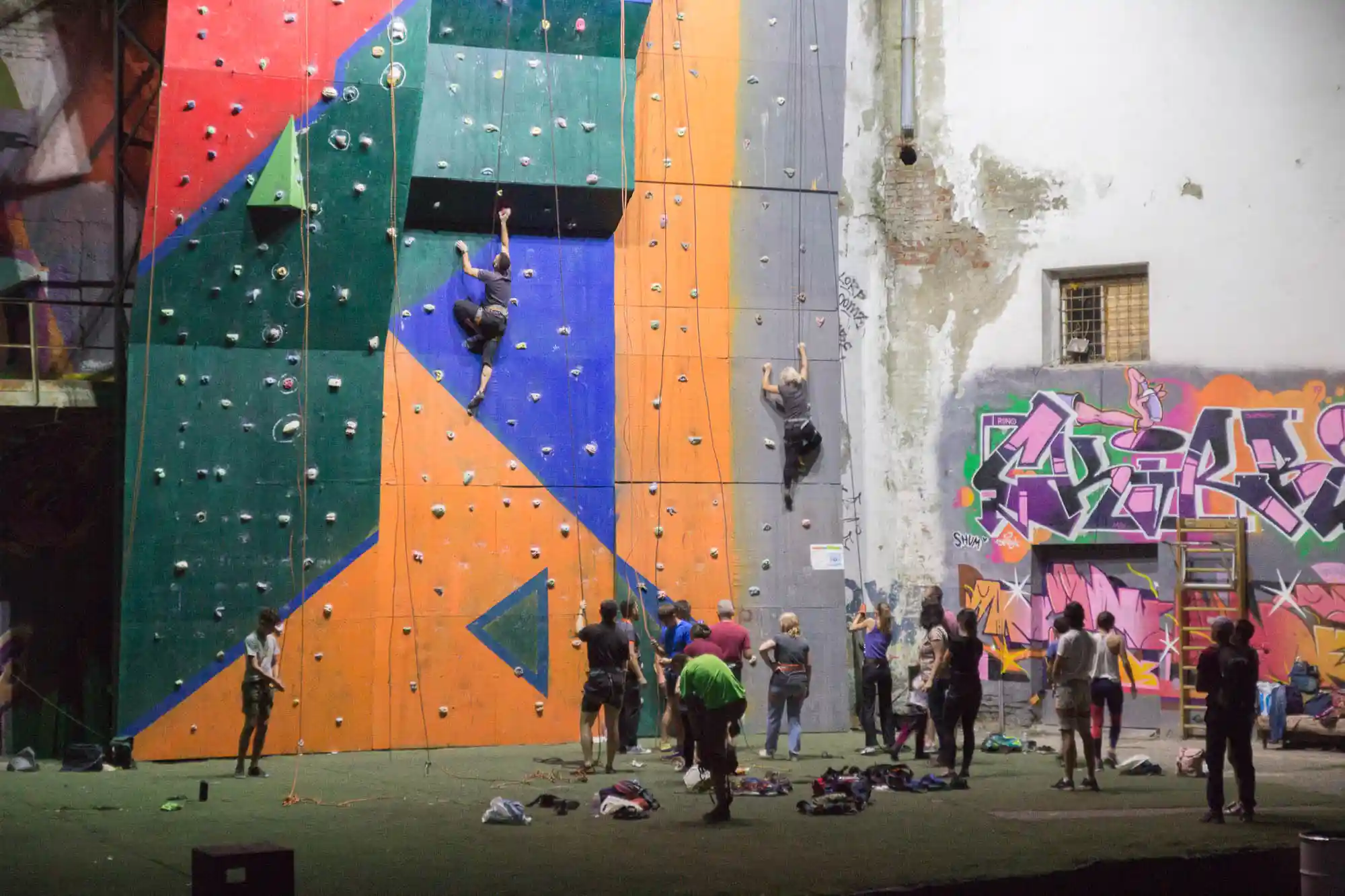 Люди тренуються на сумському скеледромі
