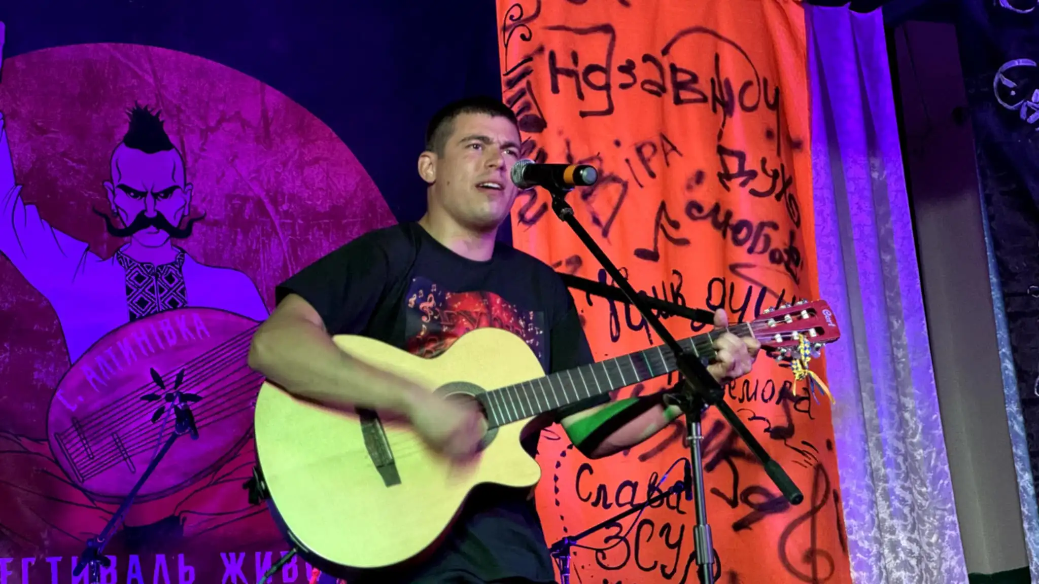 гітарист співає на рок-фестивалі на Сумщині