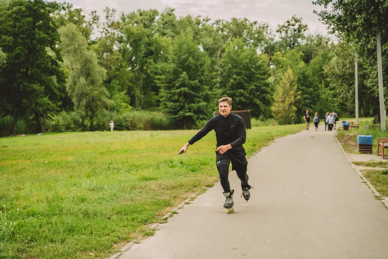 Спортсмен катається на роликах в Сумах