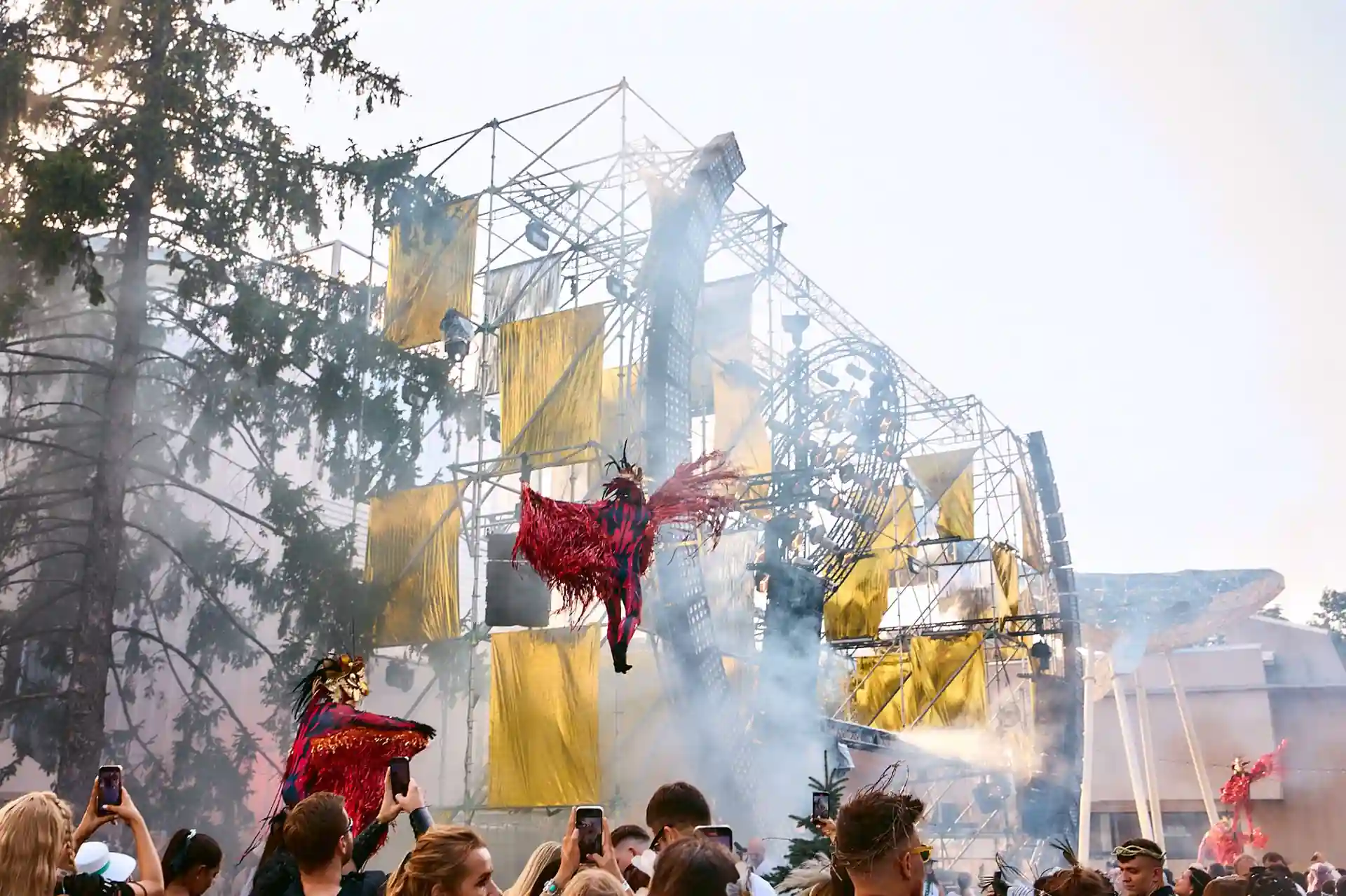 stsena na vyriyu Сцена з перформерами на фестивалі Вирій