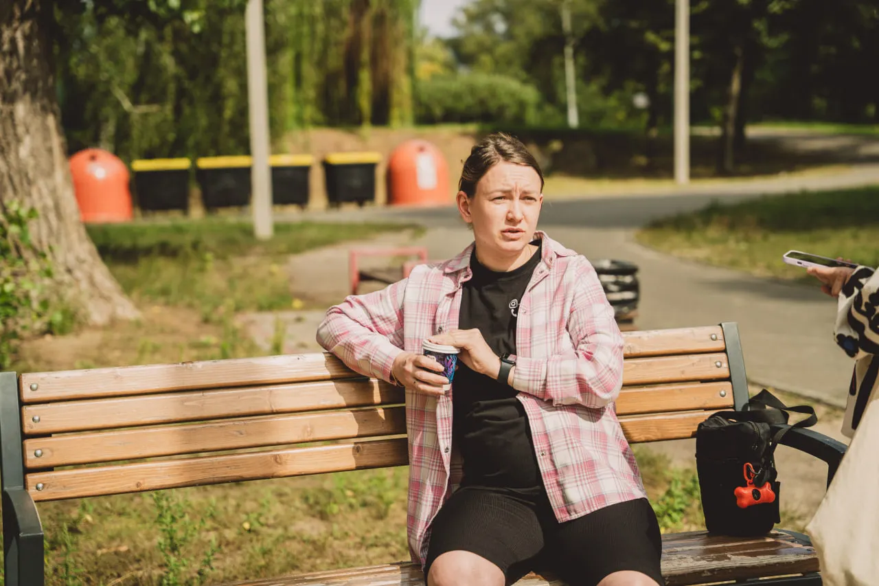 Дівчина відпочиває на майданчику в Сумах