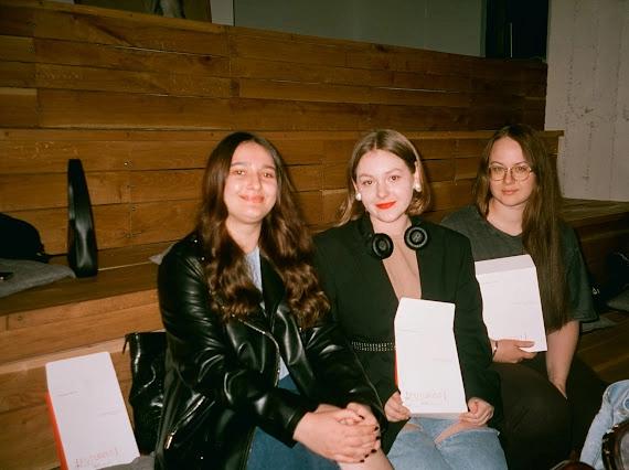 studenty shkoly angliysʹkoyi futurist school Студентки школи англійської Futurist school