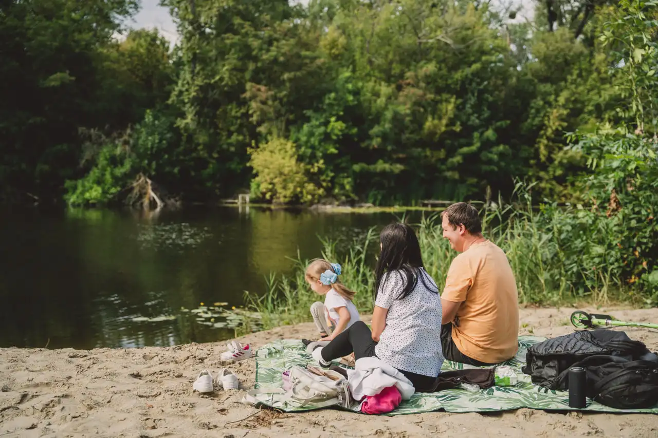 Сім'я відпочиває на студентському пляжі в Сумах