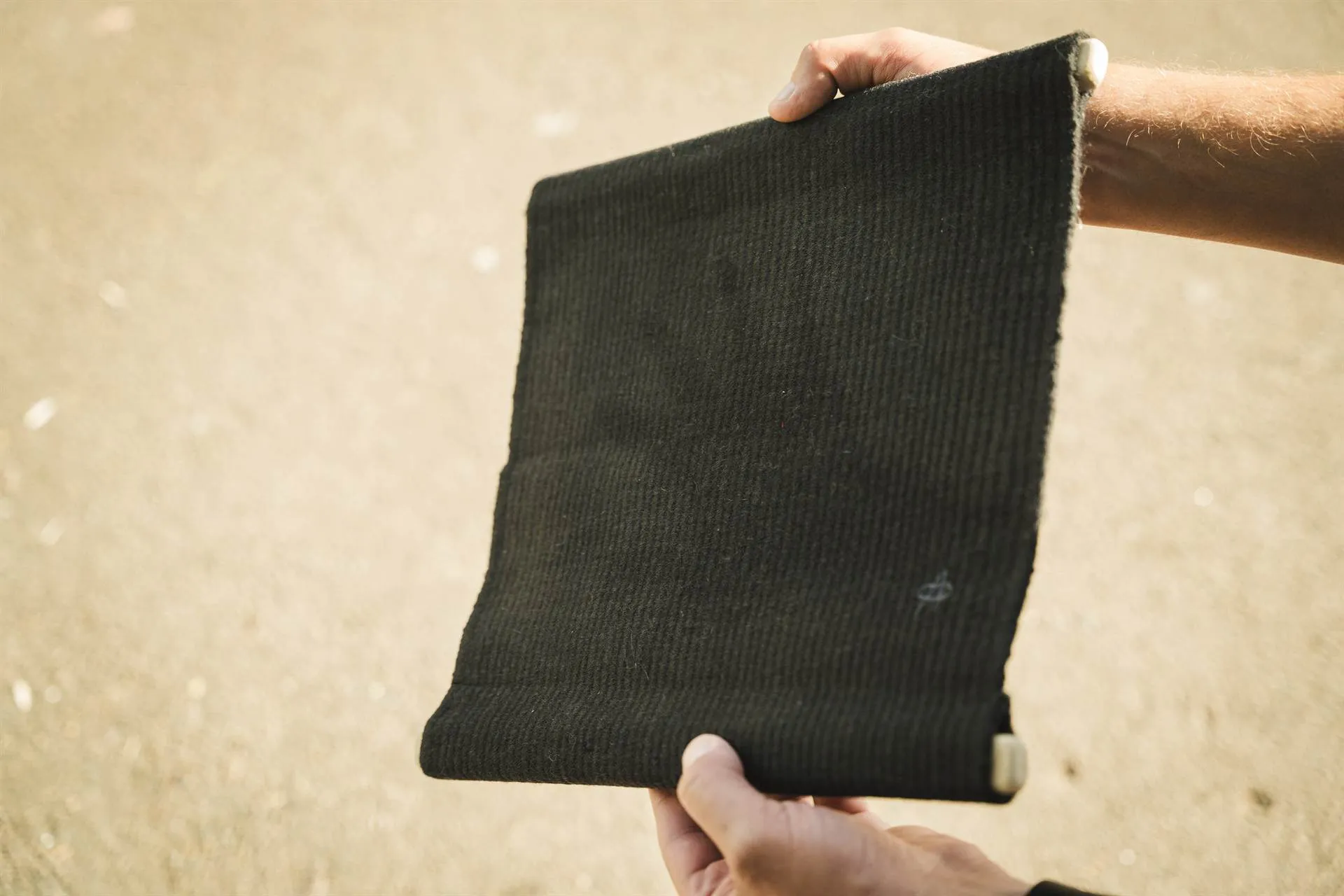 Сумський майстер створив гобелен, зобразивши повномасштабне вторгнення