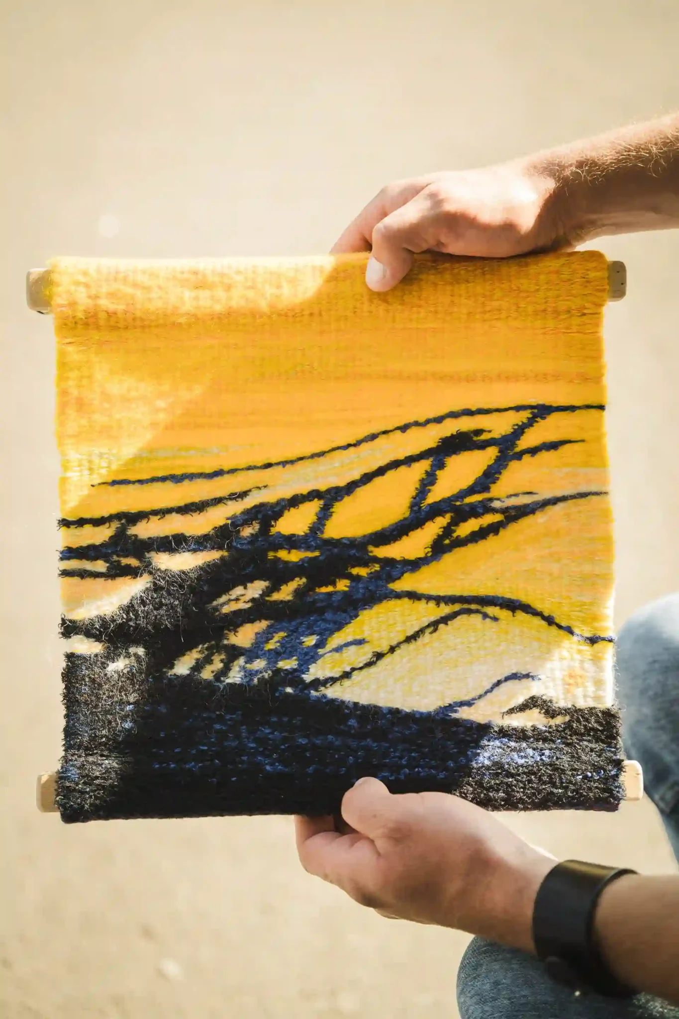 Сумський ткач зобразив на гобеленах квіти у сонячному промінні