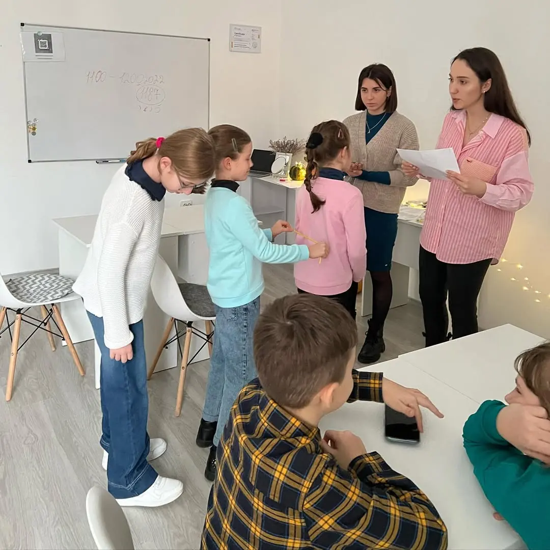 uchni shkoly angliysʹkoyi study and go Діти на занятті з англійської в школі англійської Study and go