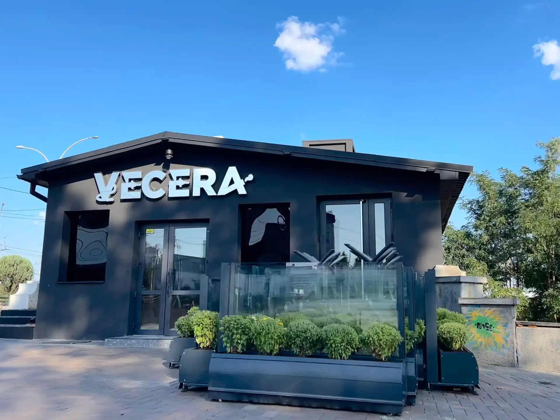 vecera bez litn oho maydanchyka Демонтований літній майданчик біля Вечери