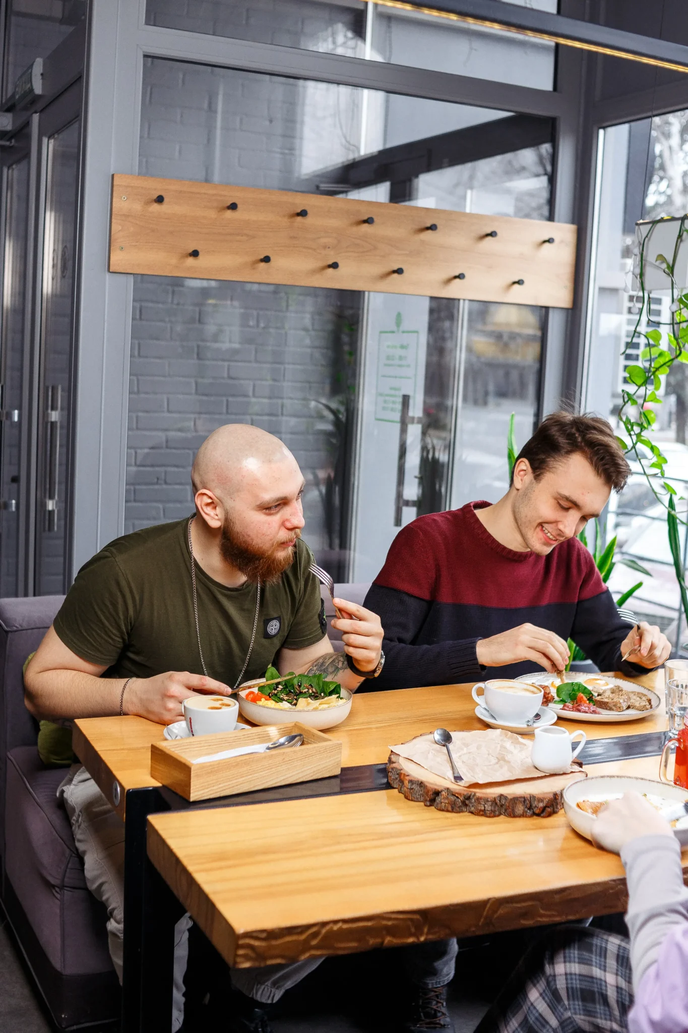 Люди снідають у «Verde»