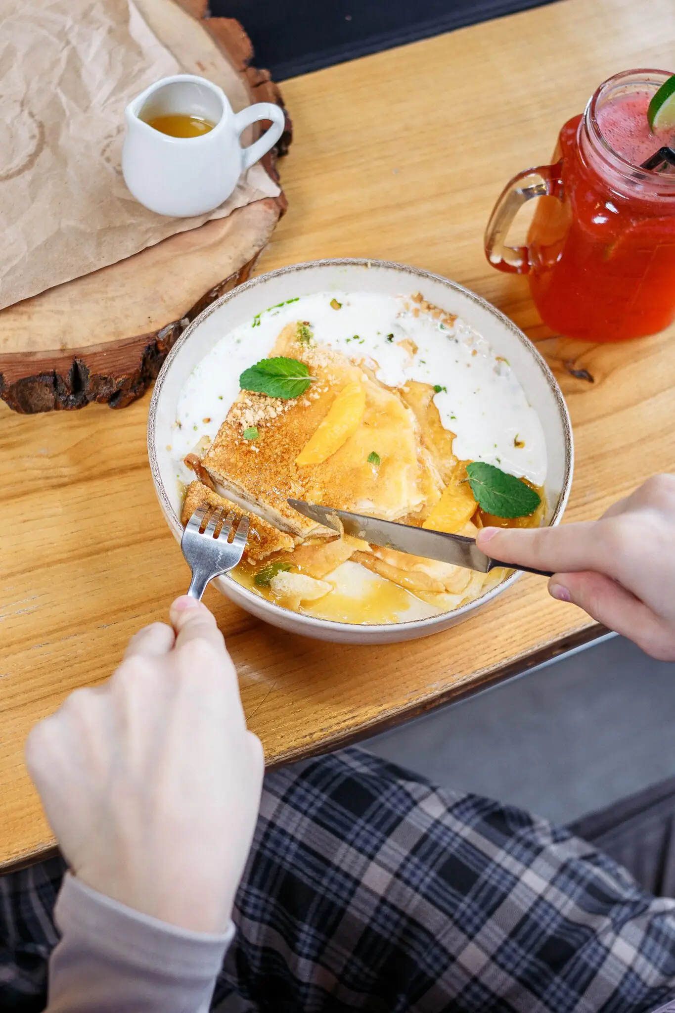 Млинці та чай на сніданок 