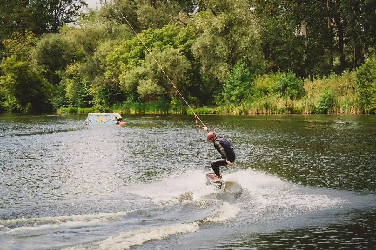 Вейкбординг на пляжі в Сумах