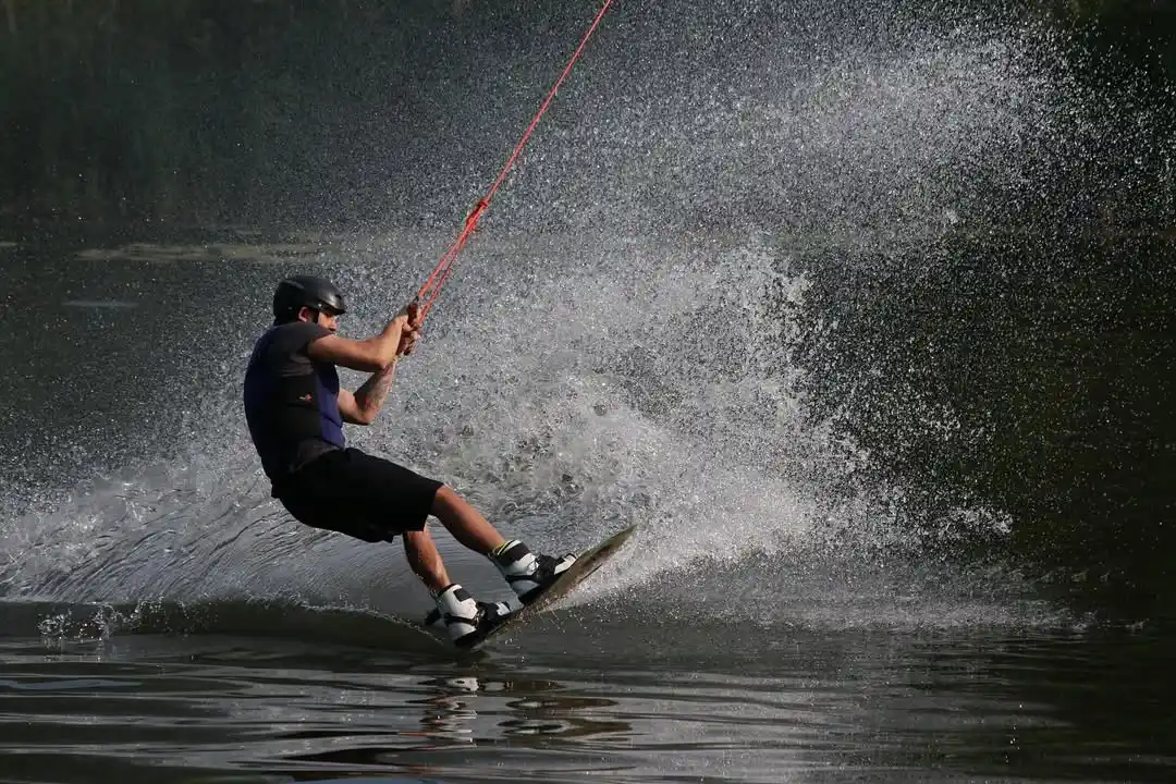 Сум'яни катаються на вейкборді на воді