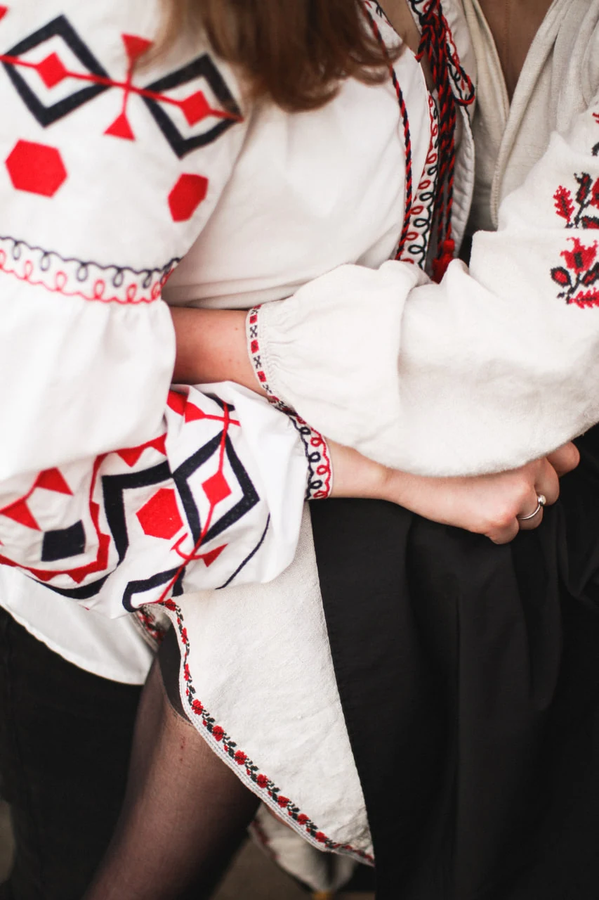 vyshykanky u dvoryku na kuznechniy Сум'янки у вишиванках