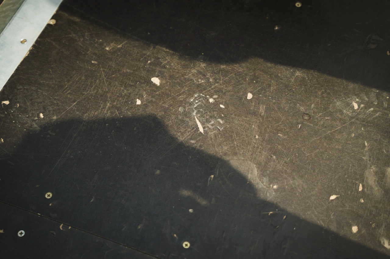 пухирці на покритті скейтпарку в Сумах