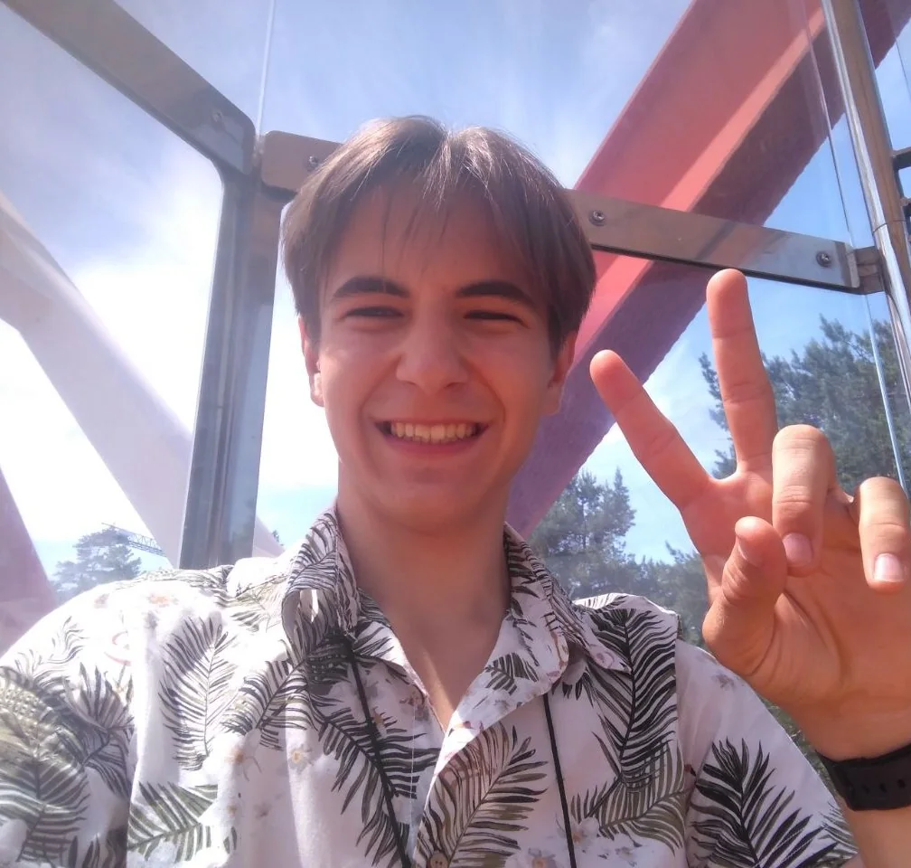 Учасник барахолки в гавайській сорочці