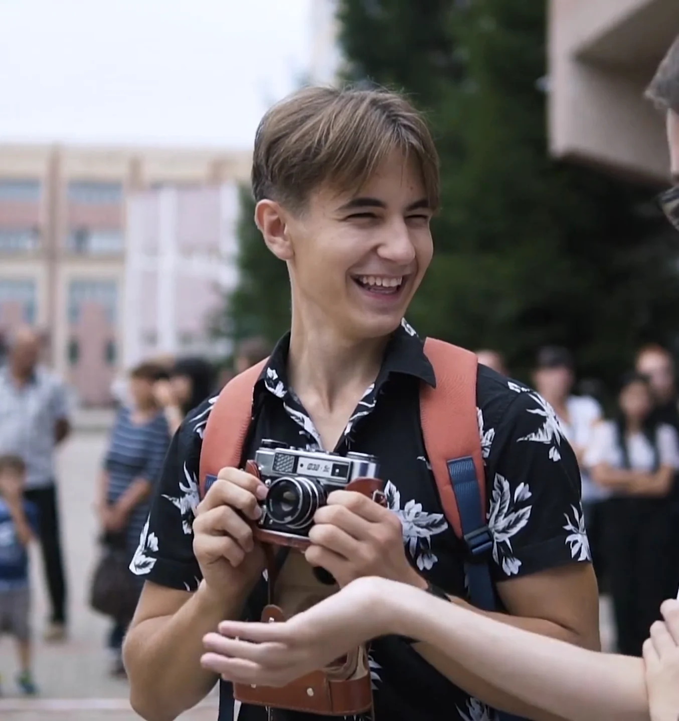 Учасник барахолки в сорочці