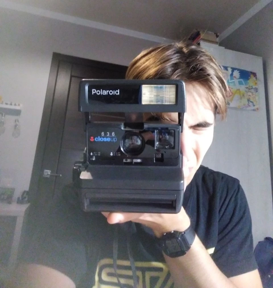 Учасник барахолки з полароїдом