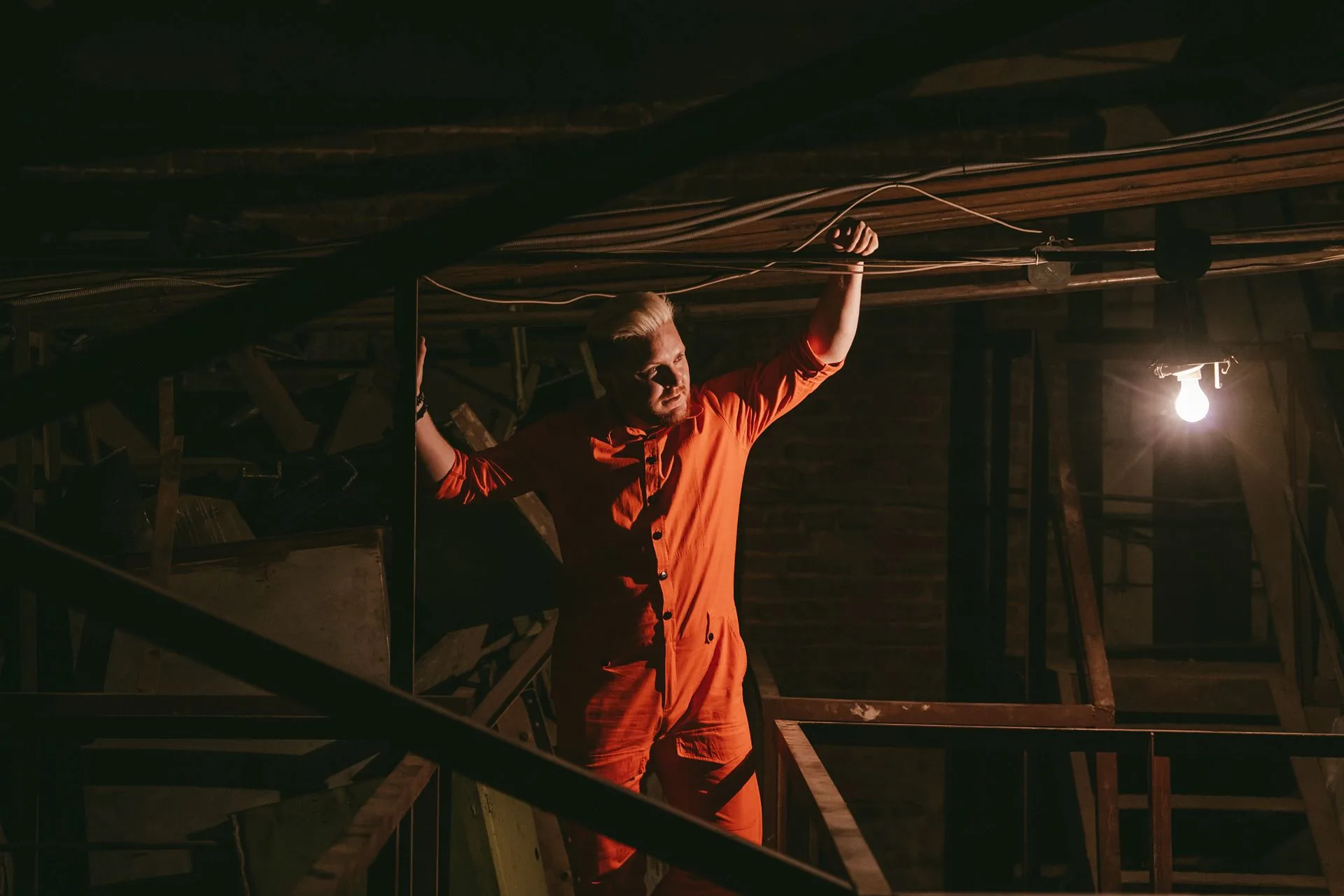 Дмитро Некрасов позує для фото на горищі