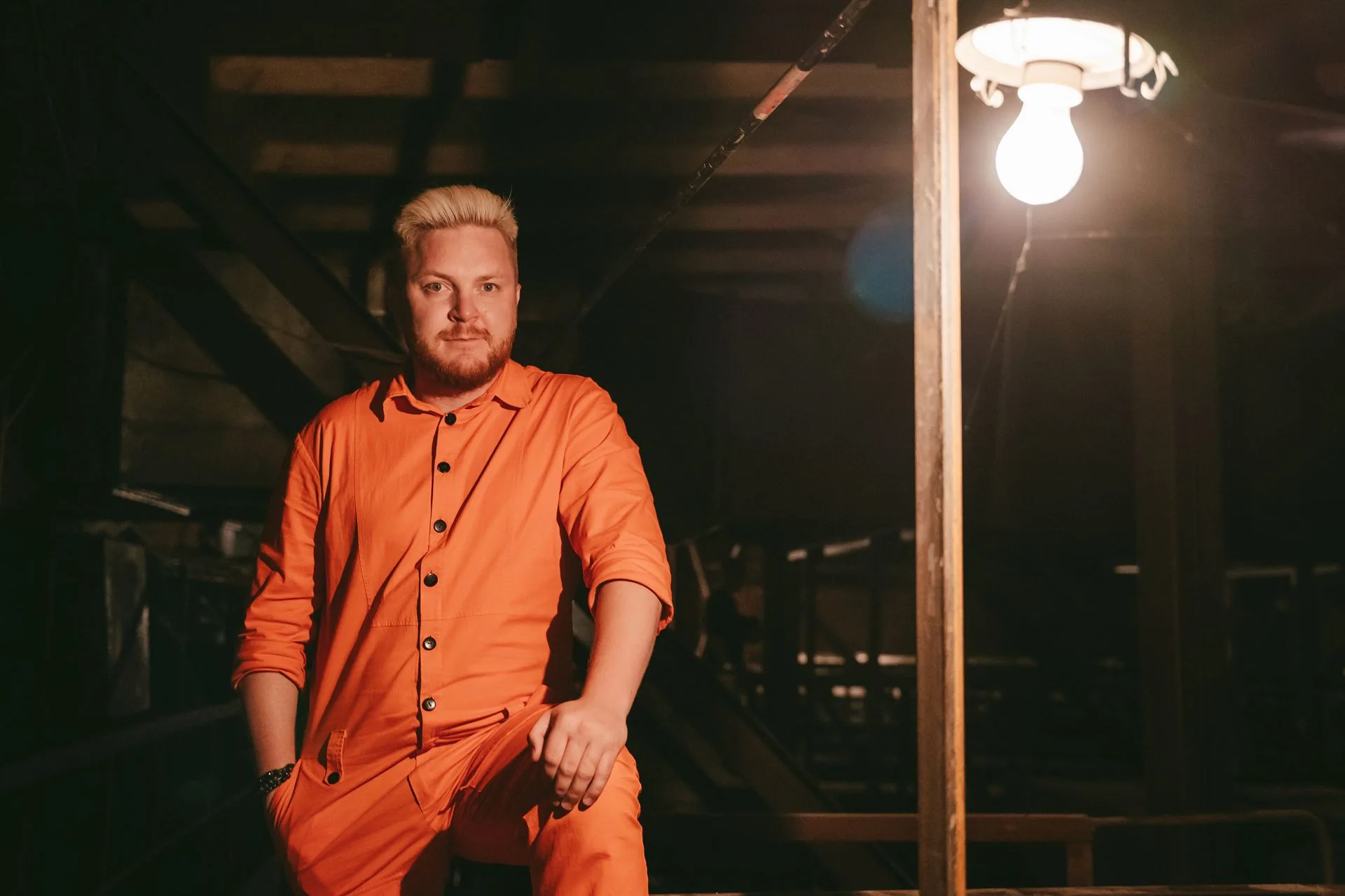 Дмитро Некрасов у фірмовому помаранчевому комбінезоні