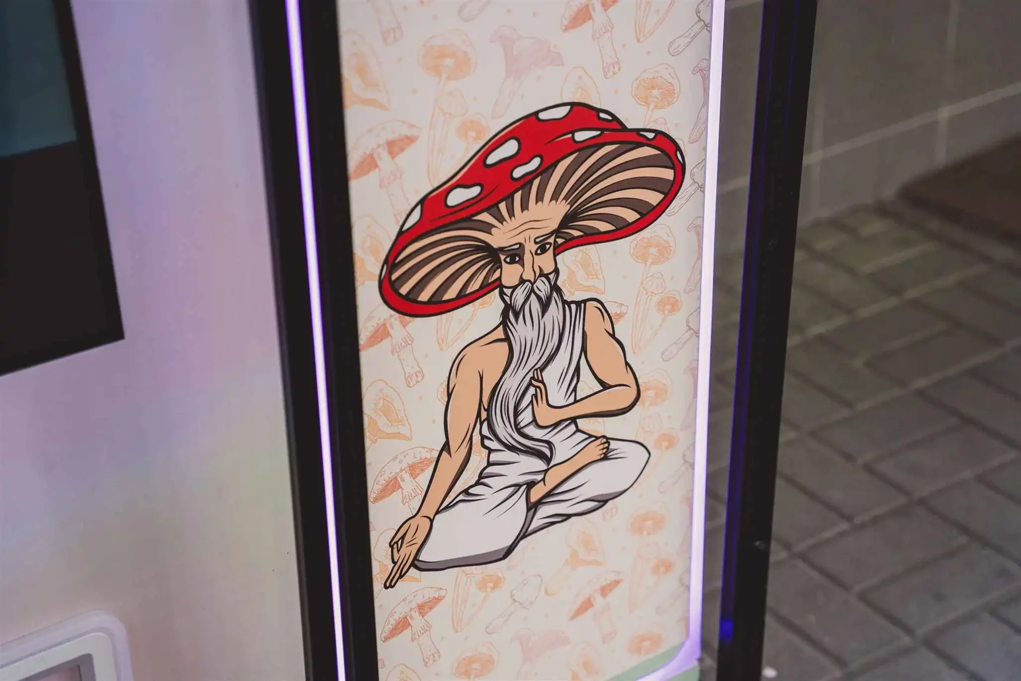 чоловік з мухомором на голові на торговому автоматі з сумішами для електронних сигарет у Сумах