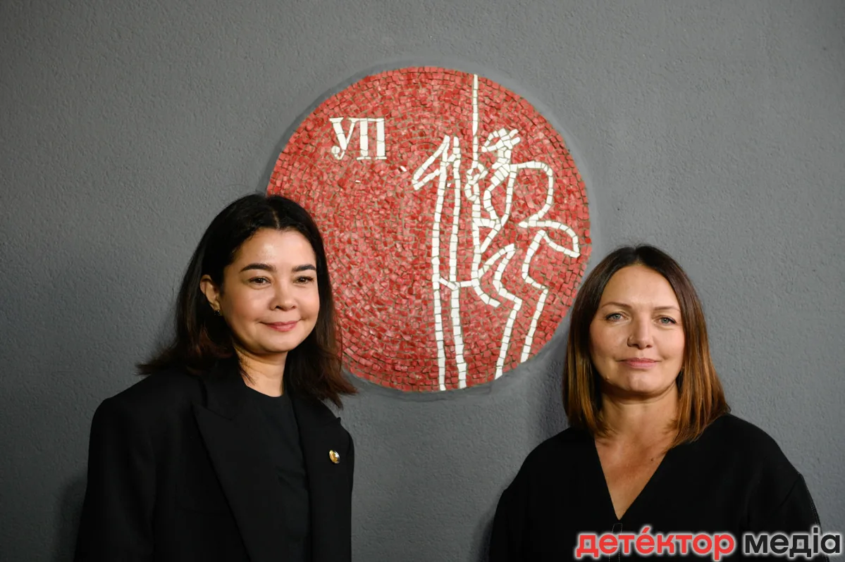 Севгіль Мусаєва й Мирослава Ґонґадзе біля мозаїки в пам'ять про Георгія Ґонґадзе