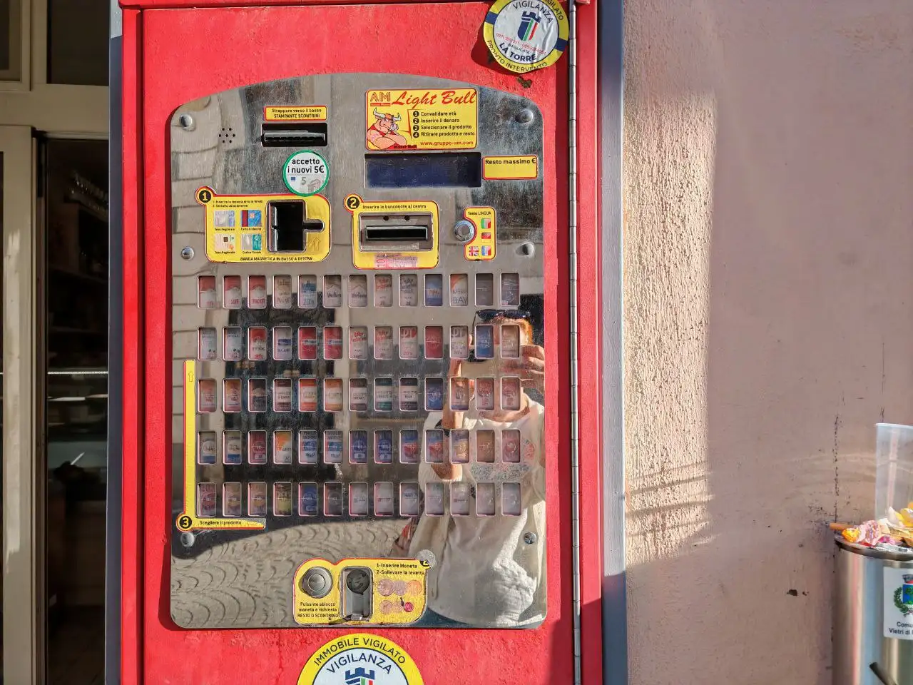 старий автомат з сигаретами в Італії 