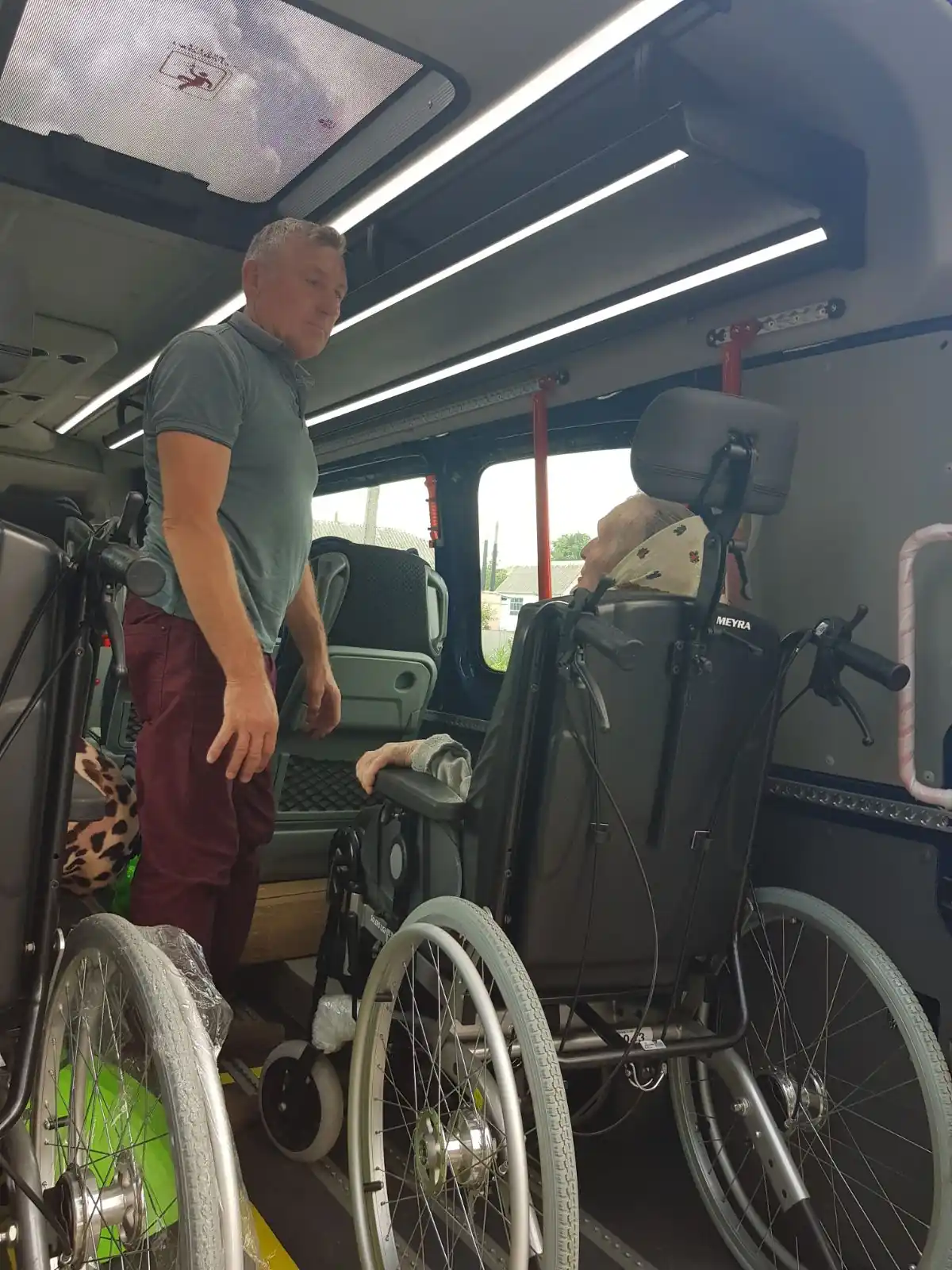 Бабуся в соціальному таксі в Липовій Долині