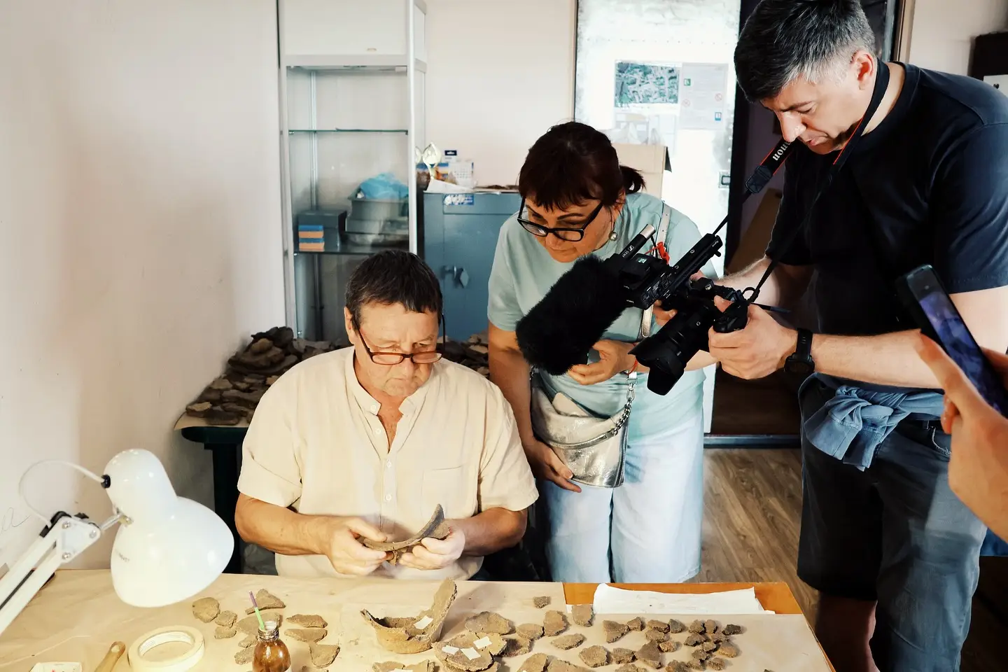 митці резиденції в Куземині на екскурсії в більському городищі