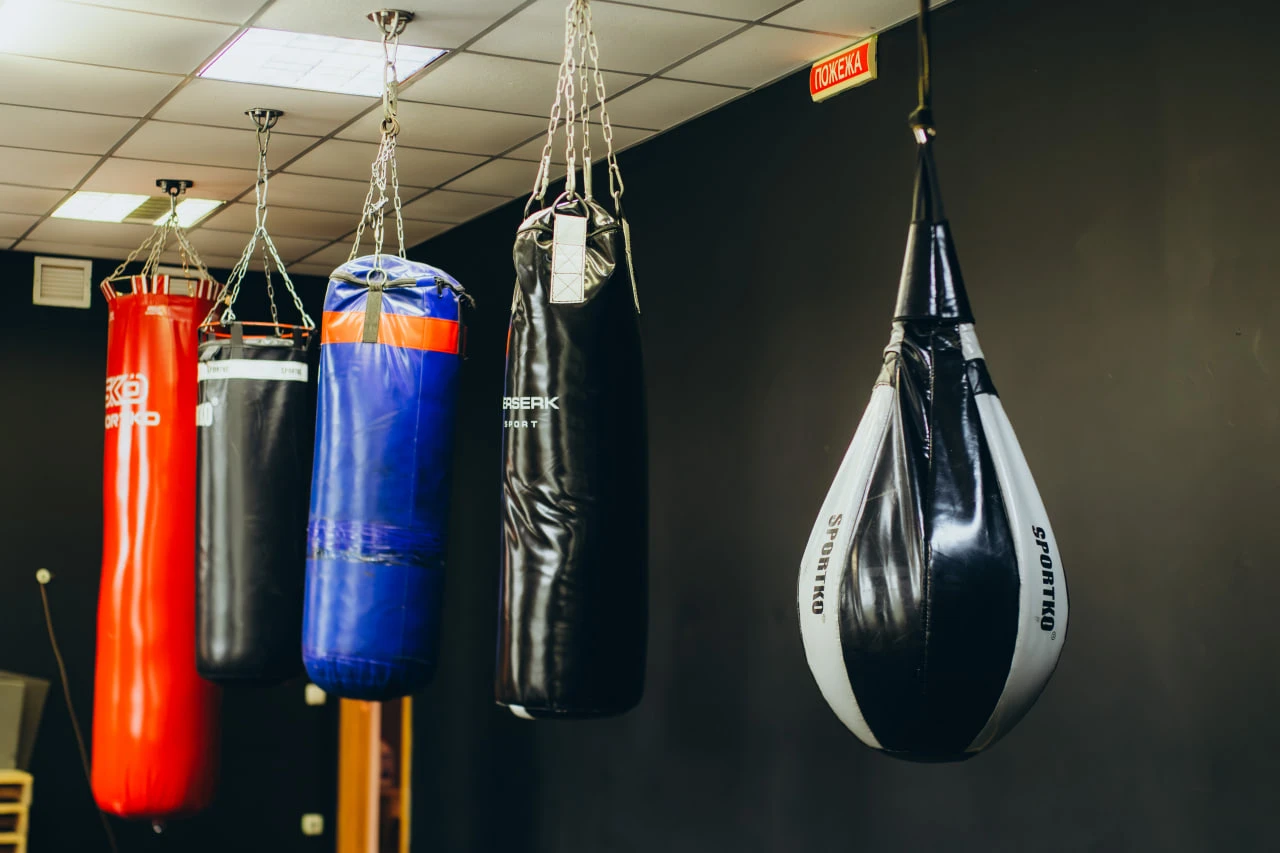 Боксерські груші в спортклубі в Сумах