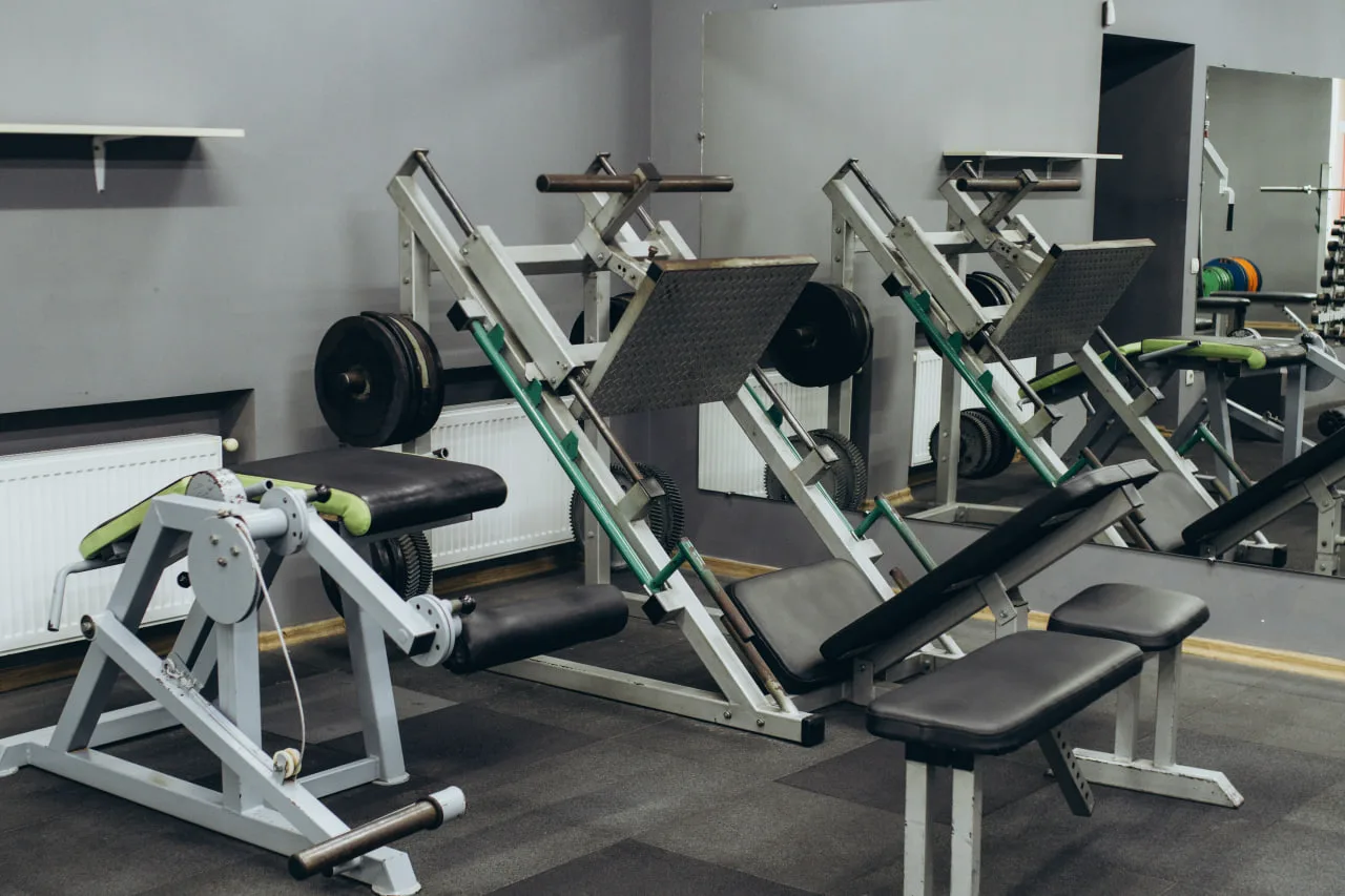 Тренажери у сумському спортклубі 