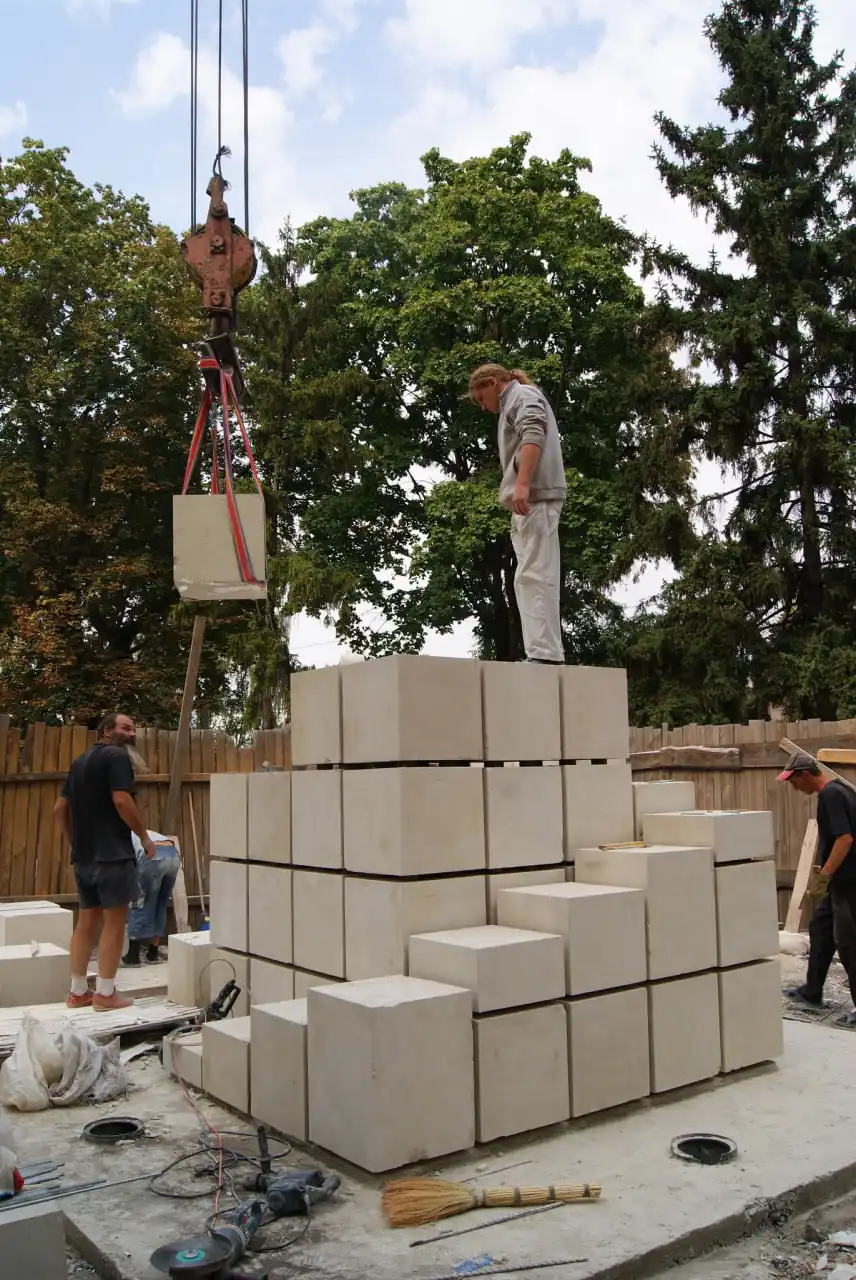 Олексій Шевченко та Віктор Довгалюк будують пам'ятник