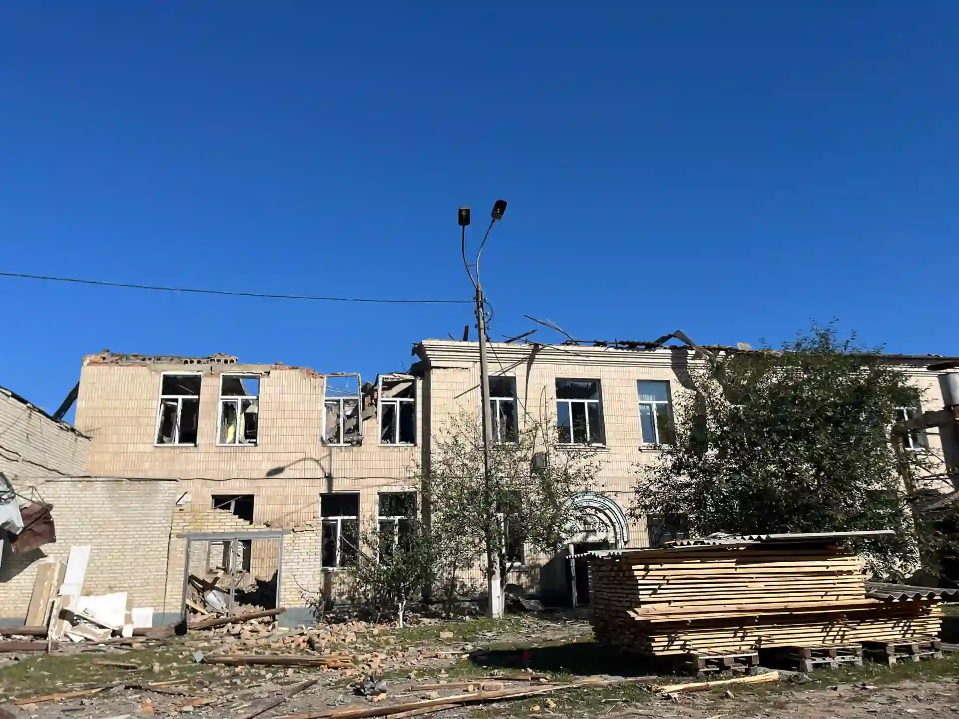 Частково зруйноване училище в Сумах