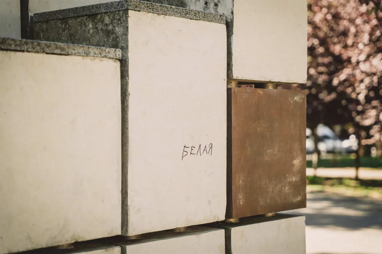 перші написи на очищеному пам'ятнику цукру в сумах