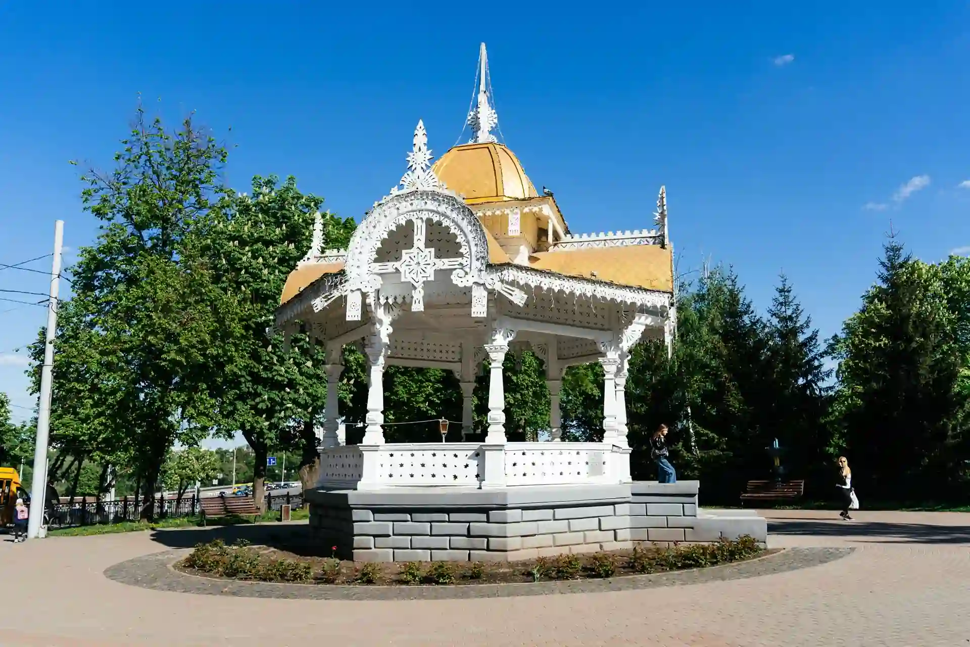 derev yana al tanka v centri sum Альтанка в центрі Сум