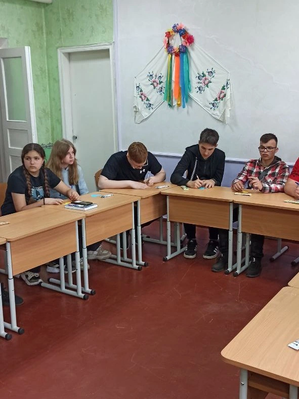 Діти малюють листівки для звільненого з полону