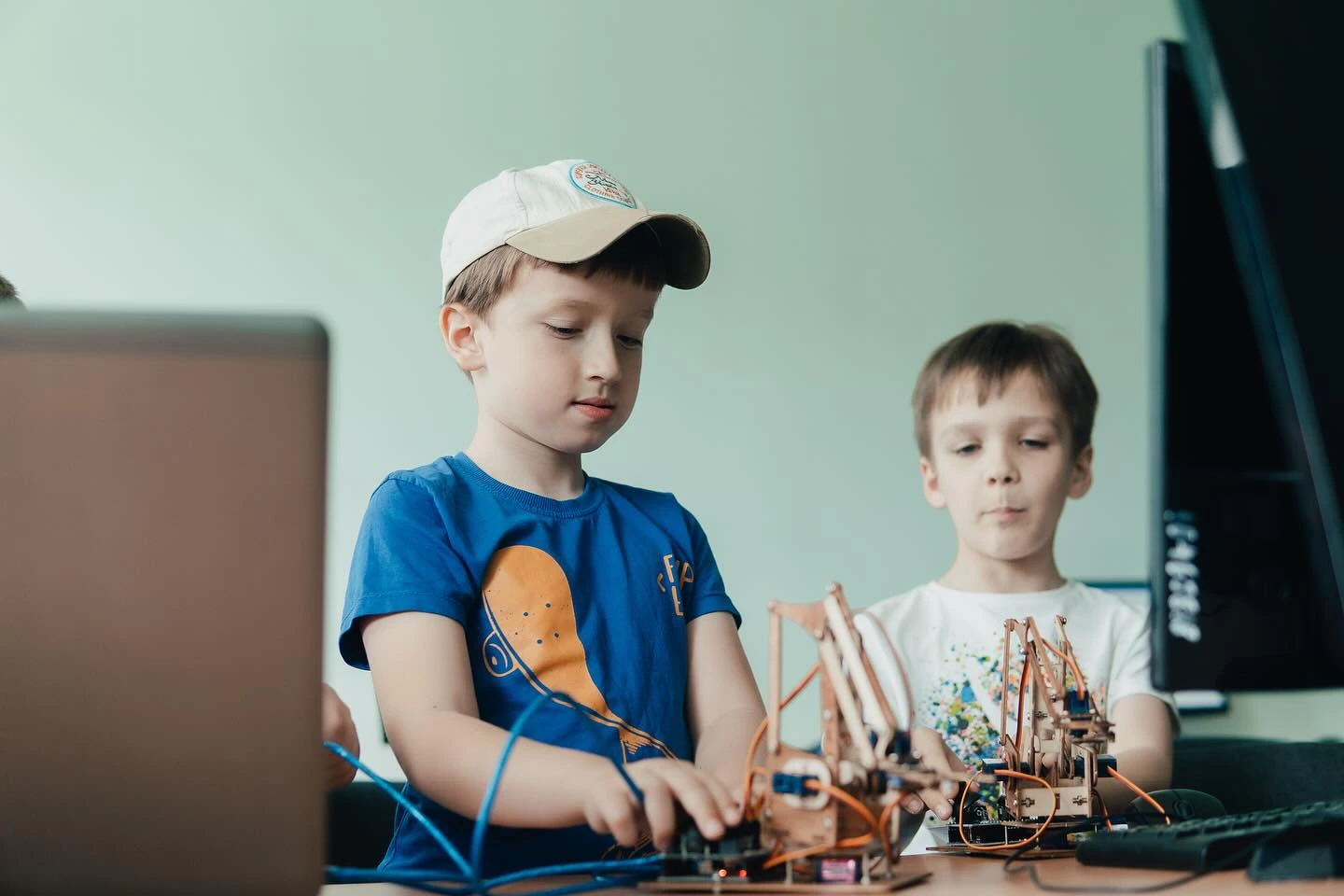 Діти займаються в навчальному центрі в Сумах