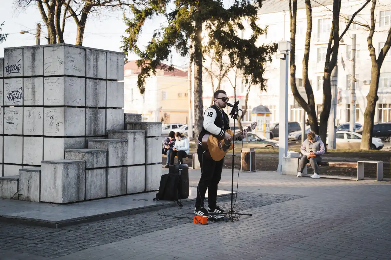 розмальований пам'ятник цукру у сумах 