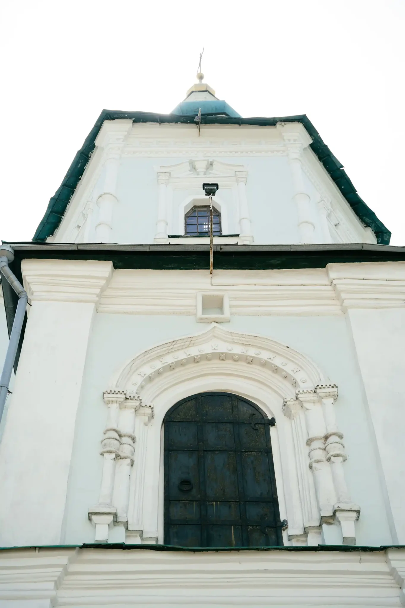 dveri v nikudy fasad tserkvy Старовинні зовнішні двері на фасаді, що виходять нібито в нікуди