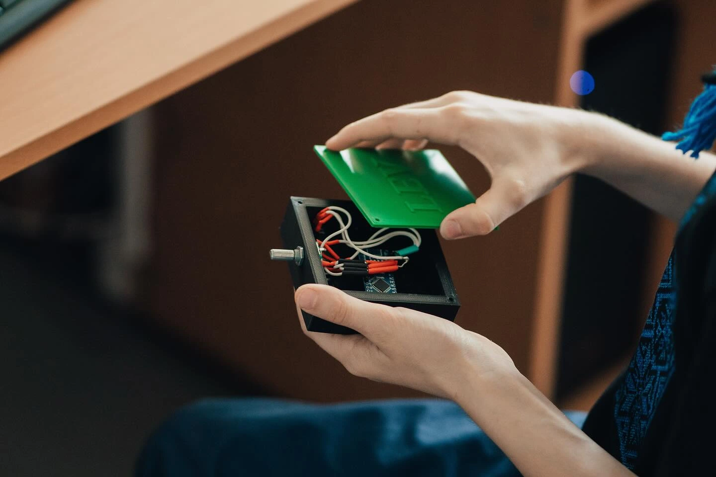 Дитина створює робота на майстеркласі з робототехніки