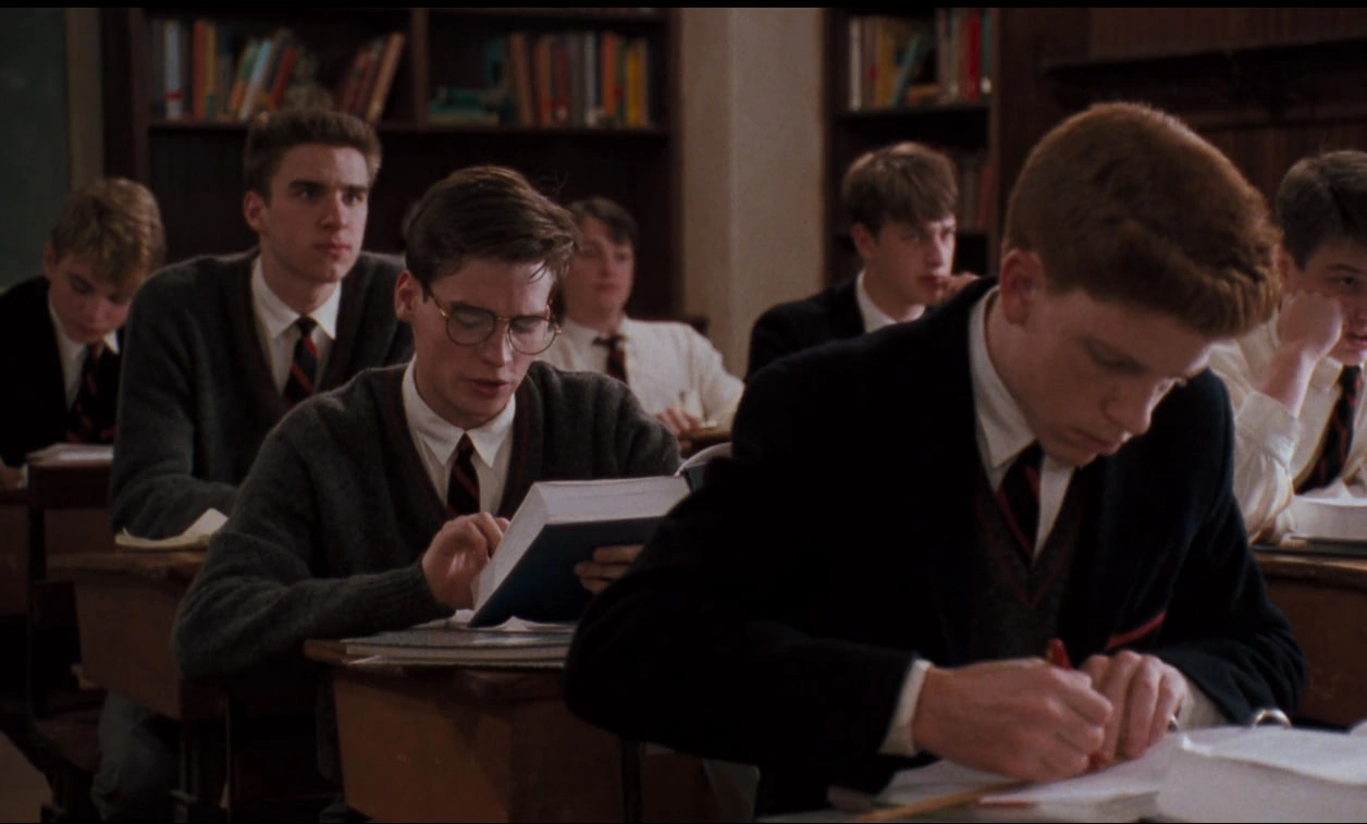 Фільм про учнів академії, які вивчають англійську мову й літературу