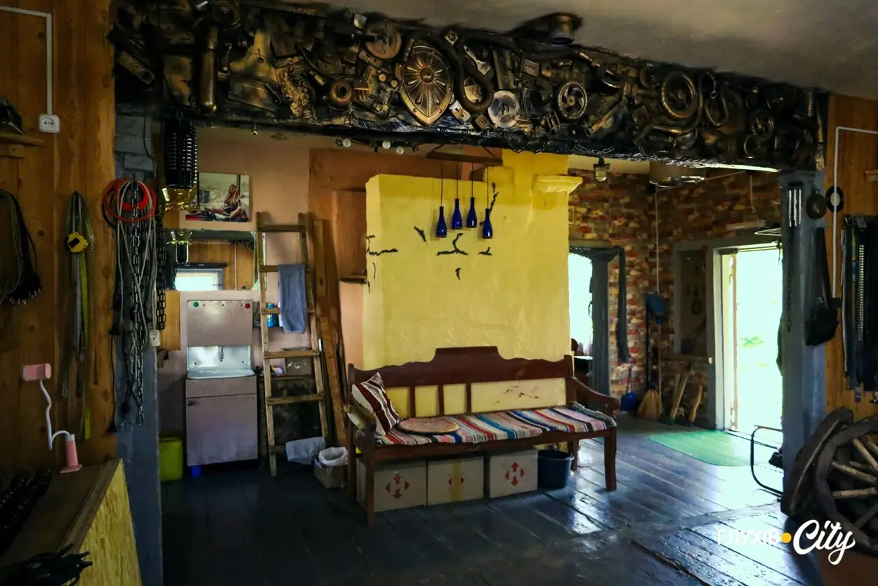 панно у майстерні Юрія