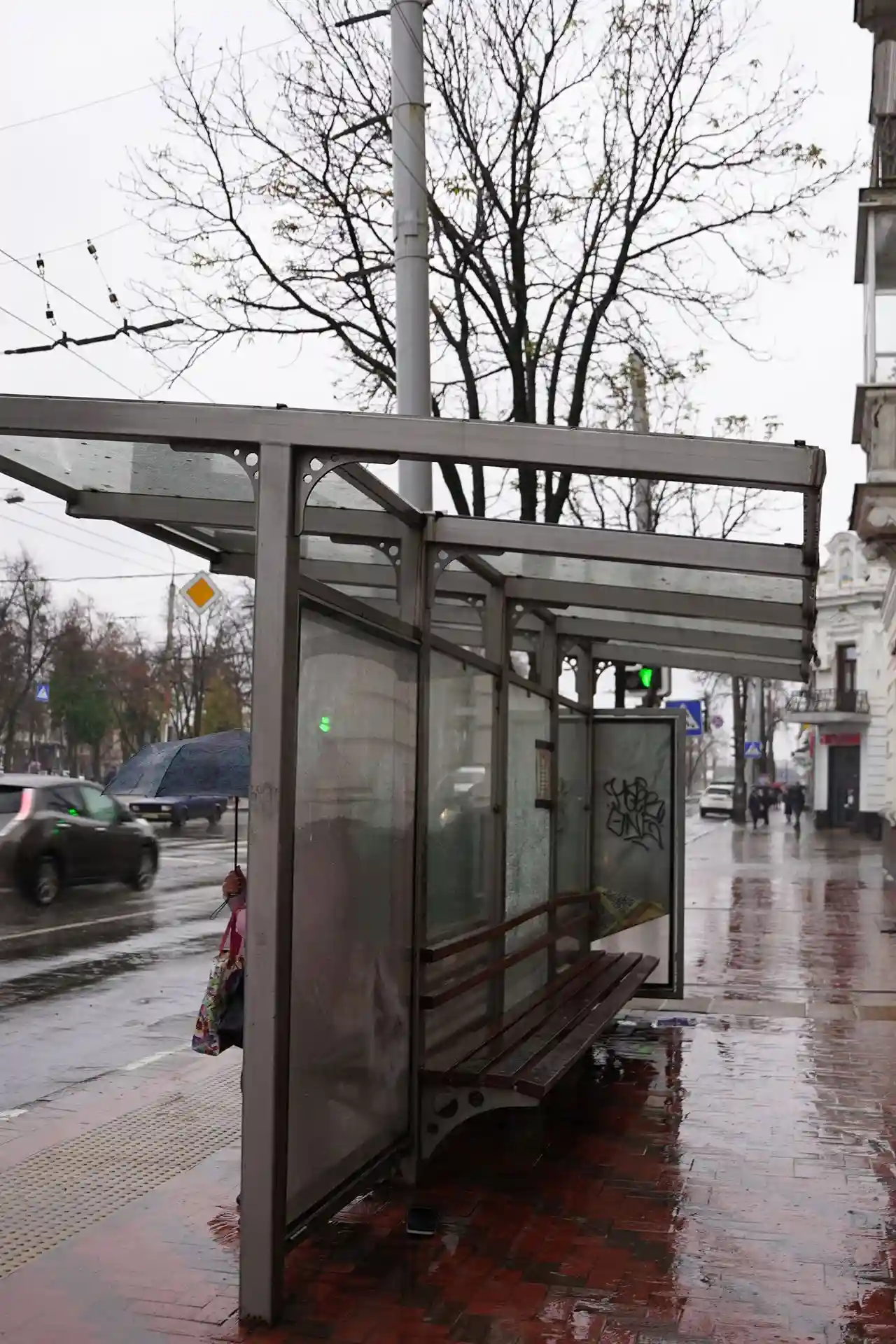 Сумська зупинка громадського транспорту з вибитим дахом